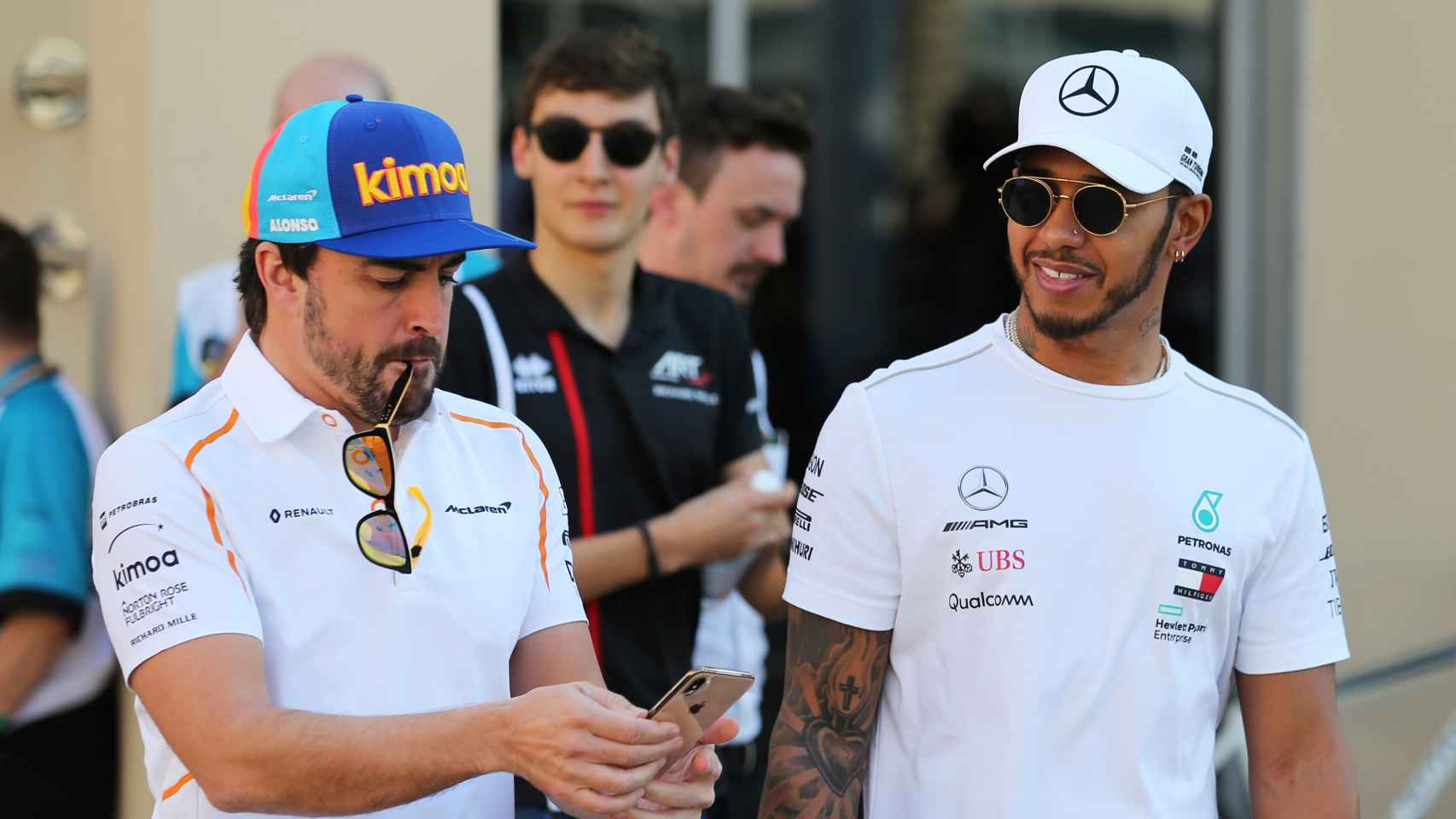 Alonso, junto a Lewis Hamilton en la previa del GP de Abu Dabi.