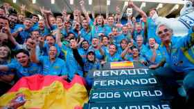 Fernando Alonso celebra con el equipo Renault el título de Campeón del Mundo de F1 2006