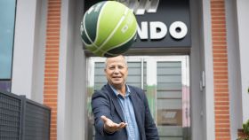 Javier Imbroda hace filigranas con un balón,  este miércoles, antes de entrar a un plató de televisión en Málaga.