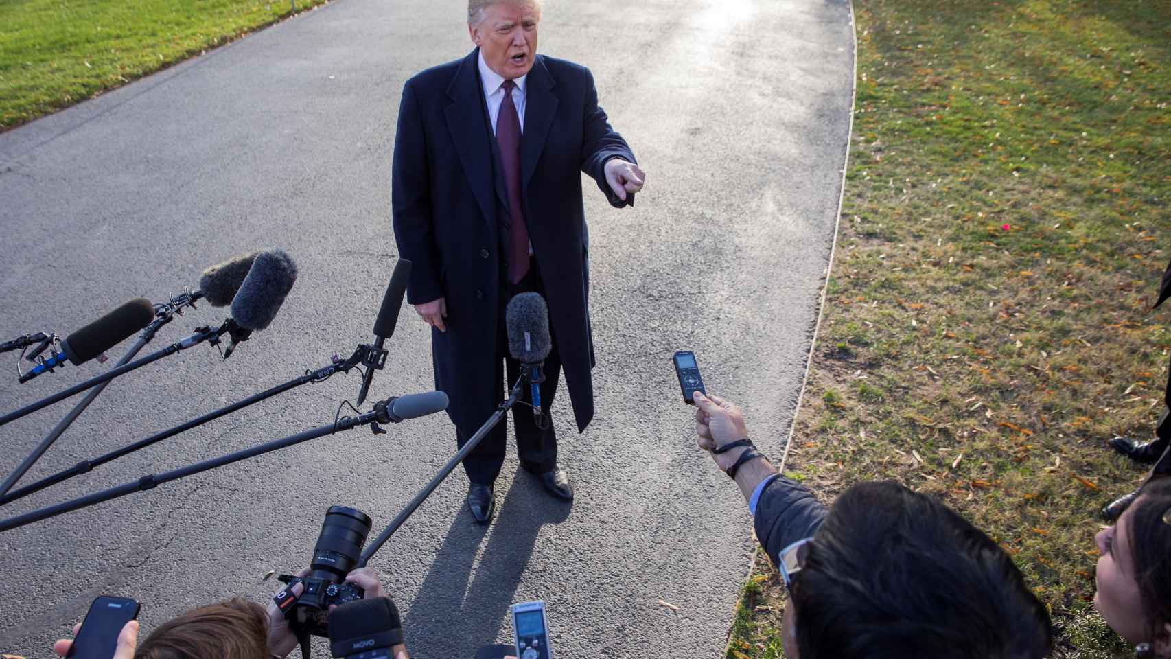 Trump atiende a la prensa antes de viajar por Acción de Gracia