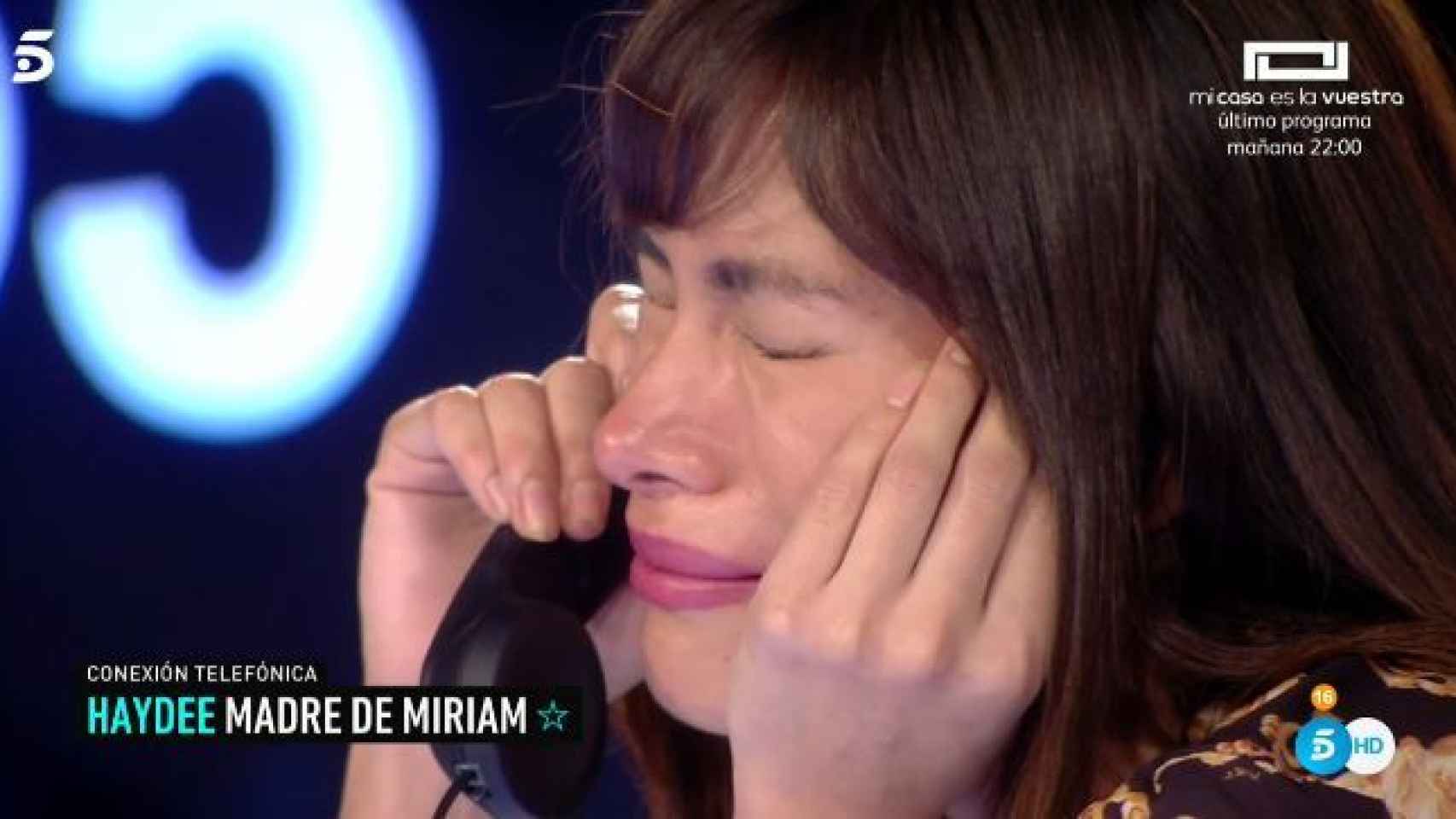 Miriam durante la llamada de su madre.