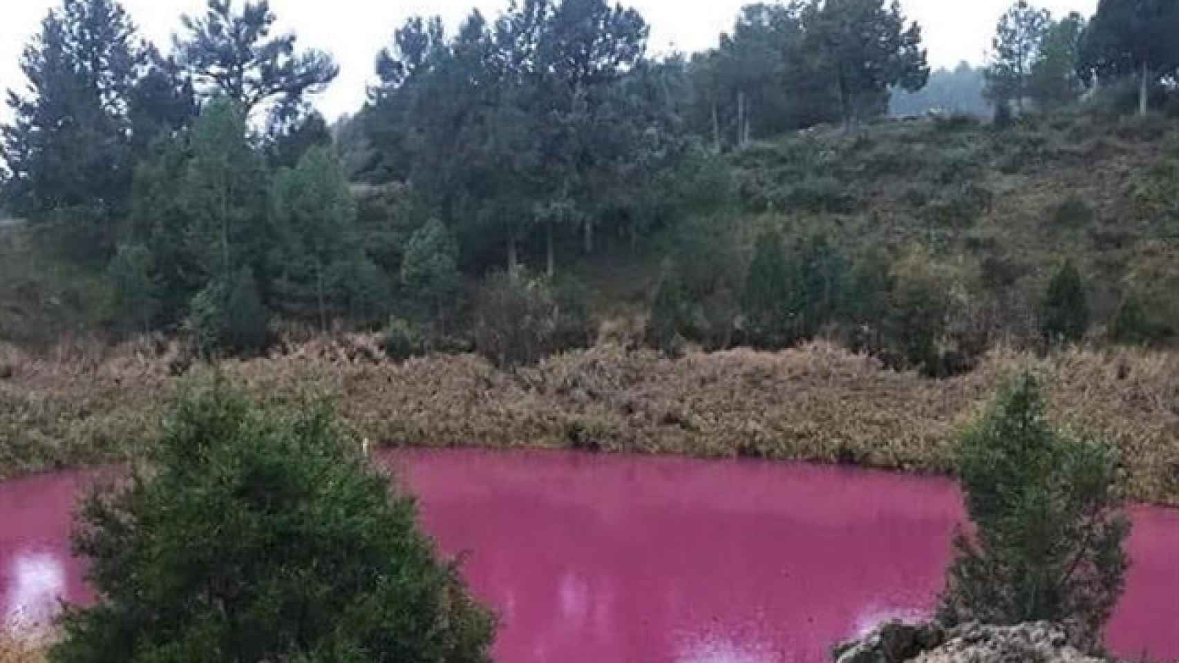Así es la laguna de Cuenca que ha amanecido teñida de rosa