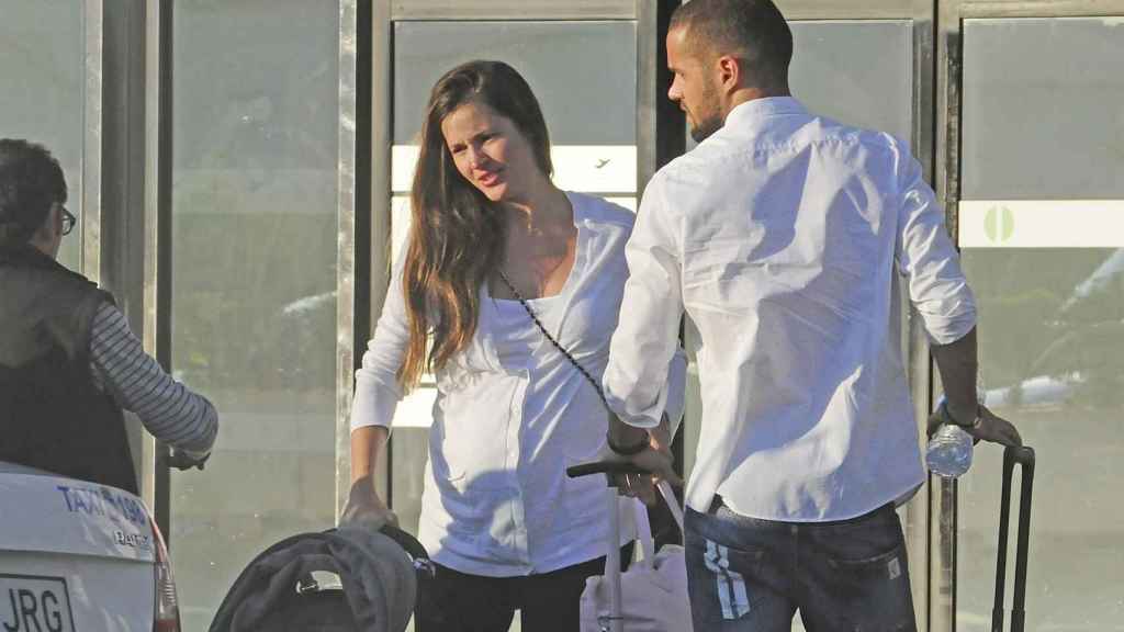 Malena Costa y Mario Suárez llegando al aeropuerto