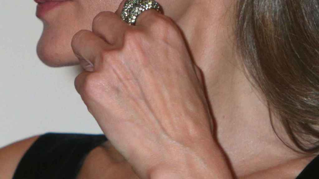 A finales de 2017 y principios del año siguiente, apareció luciendo un grueso anillo de oro blanco y esmeraldas verdes colocado en su dedo índice.