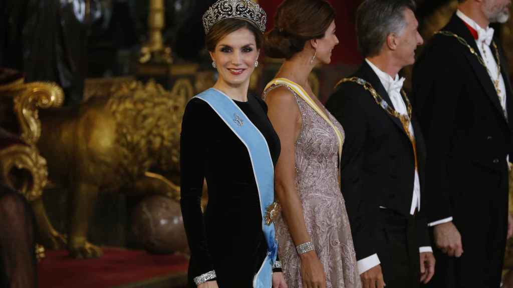 La reina Letizia en la cena de gala junto al presidente de Argentina Mauricio Macri y su esposa, Juliana Awada.