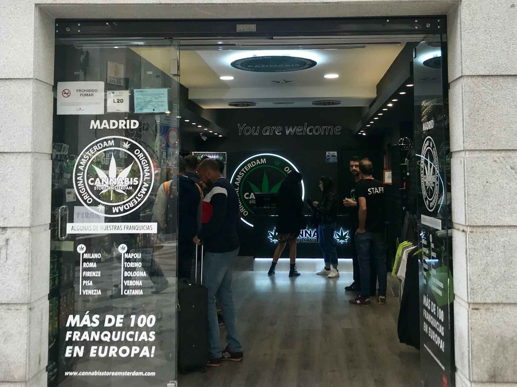 Entrada del establecimiento Cannabis Store Amsterdam, ubicado en la calle madrileña de Montera
