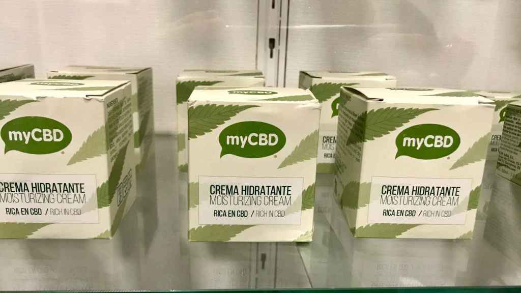 Cajas de crema hidratante que contienen CBD