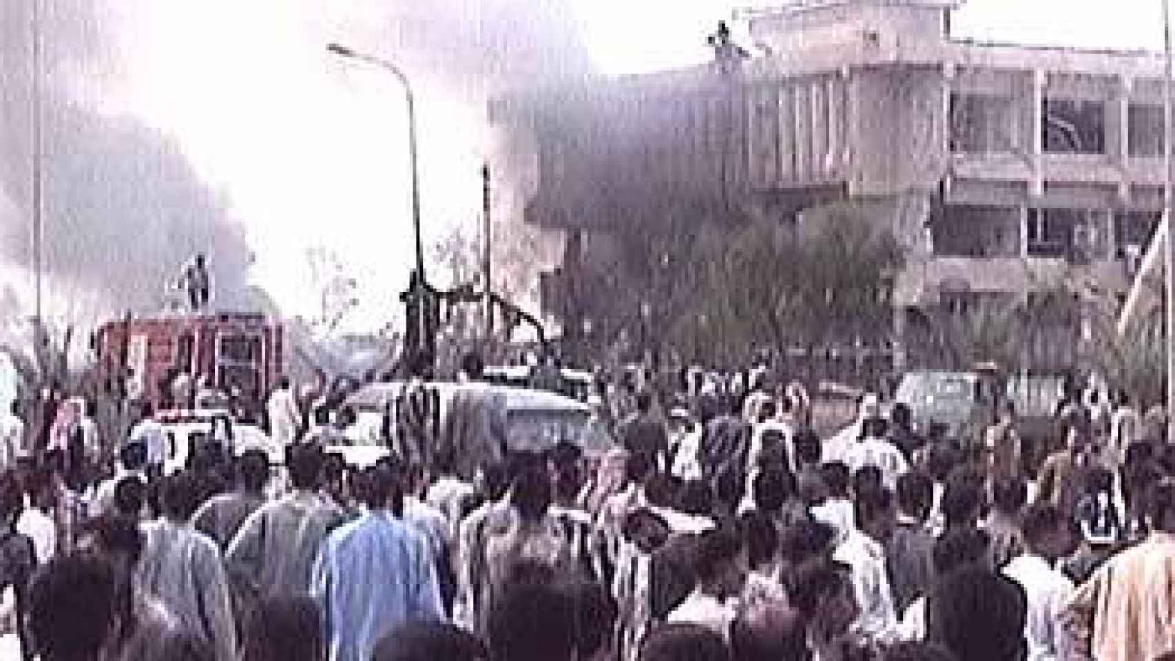 Cientos de curiosos se arremolinan ante la base italiana en Nasiriyah, tras el atentado de noviembre de 2003.