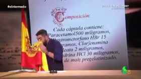Dani Mateo sonándose los mocos con la bandera de España