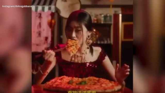 Éste es el anuncio de una mujer china comiendo pizza con palillos que ha provocado una crisis en D&G