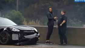 Curry, junto a su dañado coche. Foto: ABC.