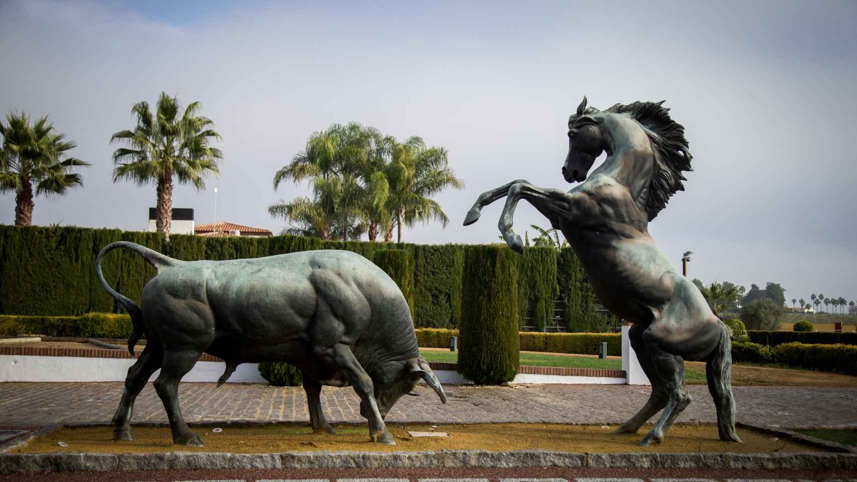 Estatua a la entrada de las instalaciones de la Yeguada SR4. El toro y el caballo, dos de las pasiones del jugador del Real Madrid.
