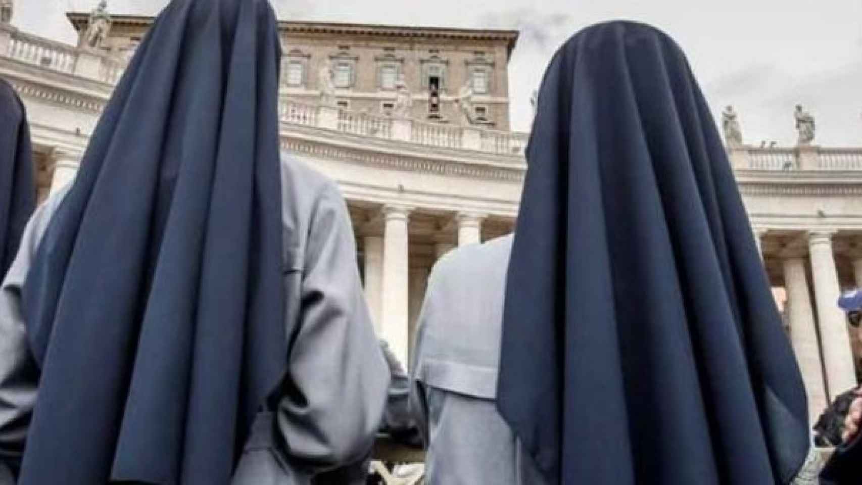 Dos monjas frente al Vaticano en Roma