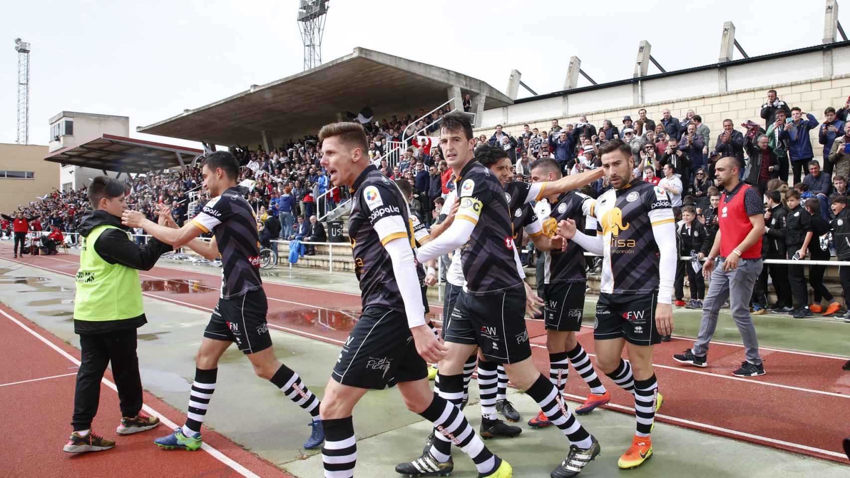 Los jugadores de Unionistas de Salamanca celebran un gol junto a su afición