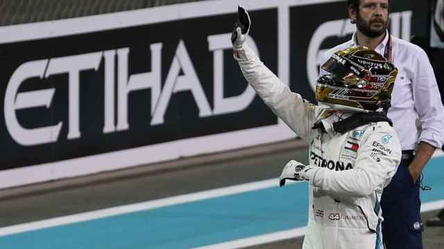 Hamilton celebra su pole en Abu Dabi.