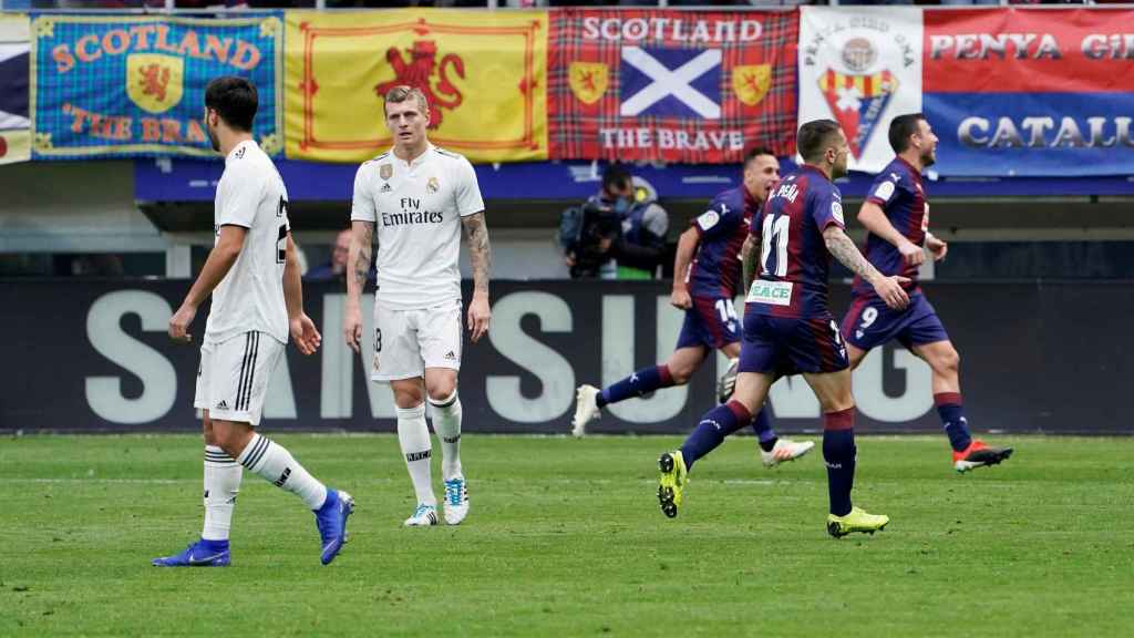 Kroos, abatido mientras los jugadores del Eibar celebran un gol