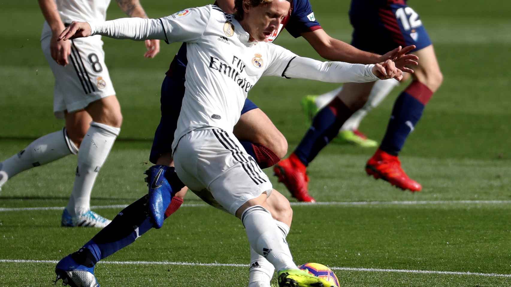 Iván Ramis lucha un balón con el centrocampista croata del Real Madrid Luka Modric