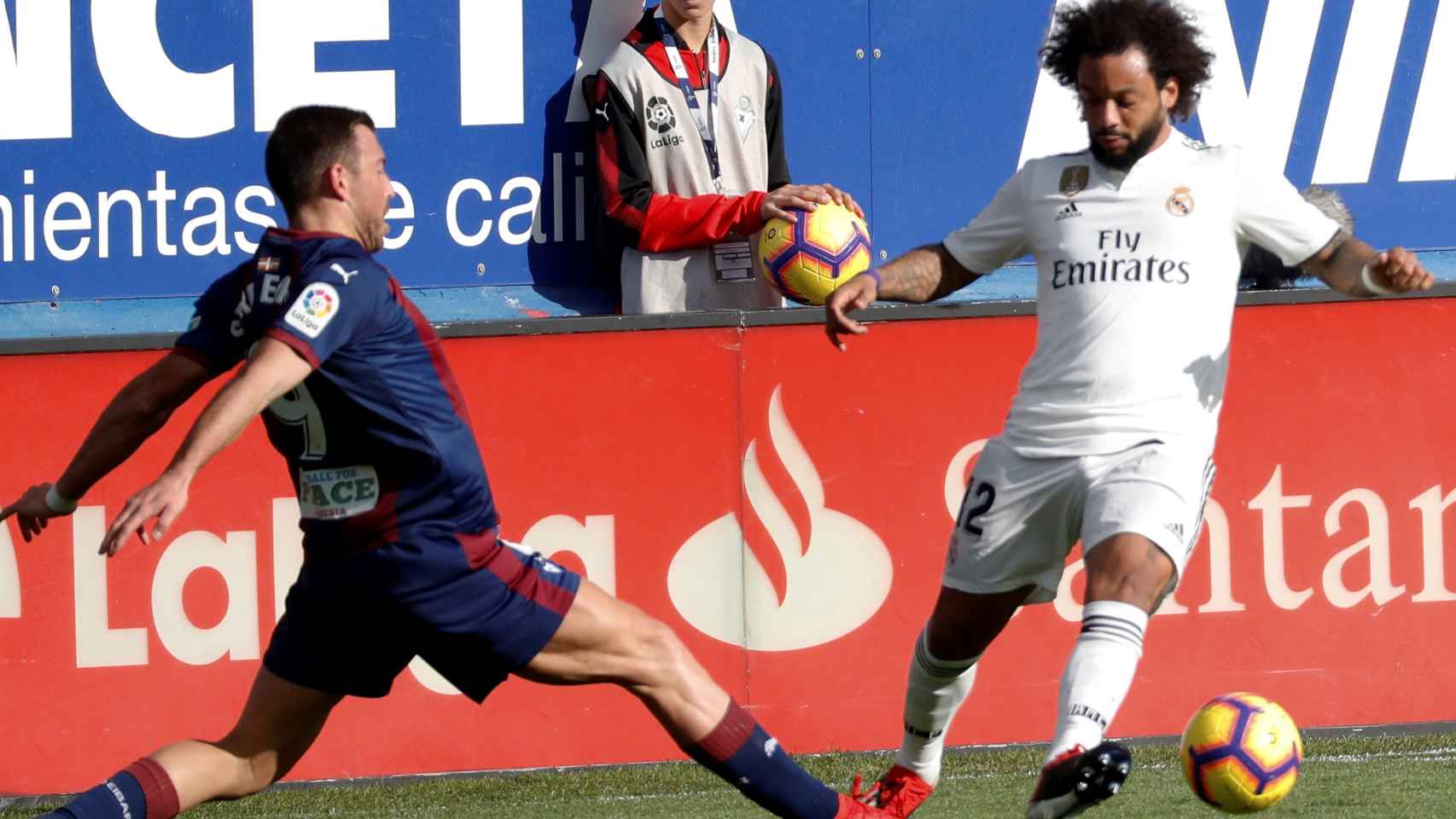 Sergi Enrich lucha un balón con el defensa brasileño del Real Madrid Marcelo