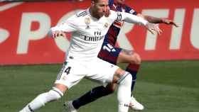 Fabián Orellana lucha un balón con el defensa del Real Madrid Sergio Ramos