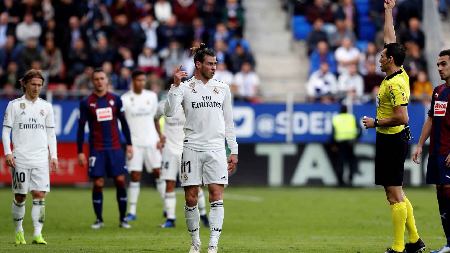 El arbitro Martínez Munuera muestra la tarjeta amarilla a Gareth Bale