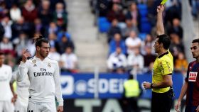 El arbitro Martínez Munuera muestra la tarjeta amarilla a Gareth Bale