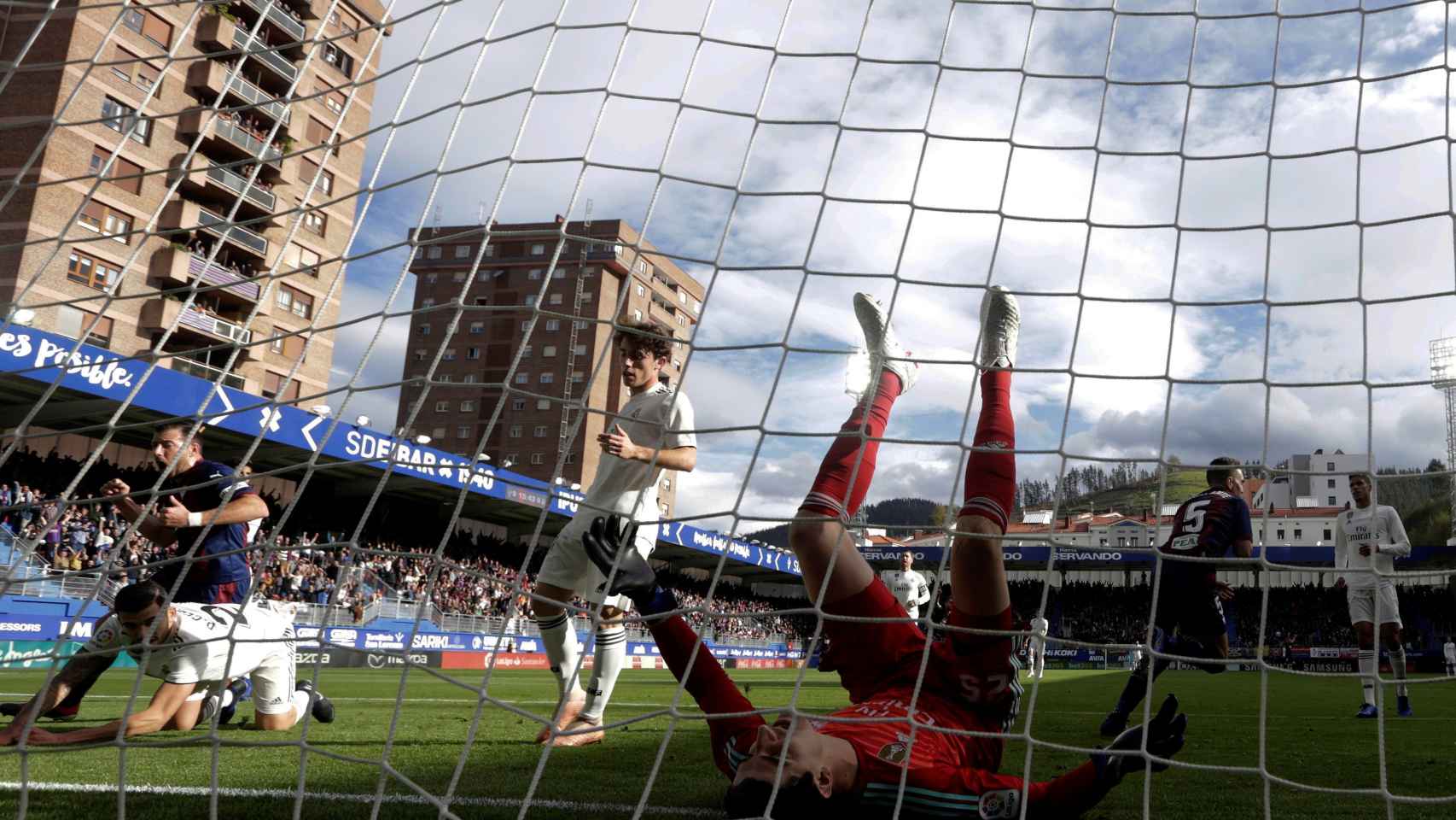 El centrocampista argentino del Eibar, Gonzalo Escalante, marca un gol ante el Real Madrid