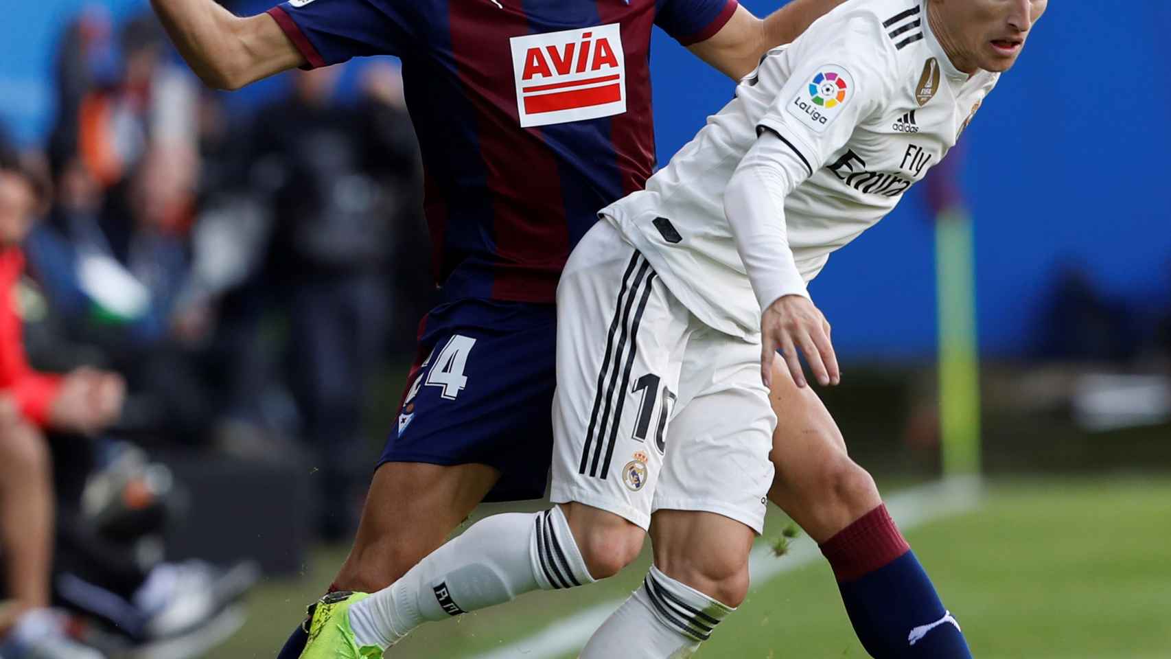 Joan Jordán lucha un balón con el centrocampista croata del Real Madrid Luka Modric