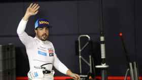 Fernando Alonso se despide de los fans durante el Gran Premio de Abu Dhabi