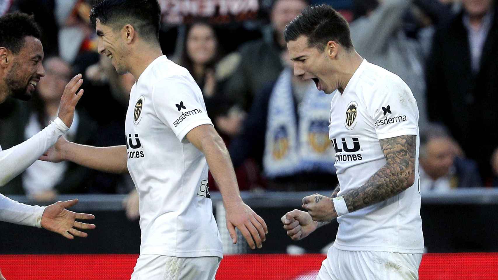Los jugadores del Valencia celebran un gol ante el Rayo Vallecano