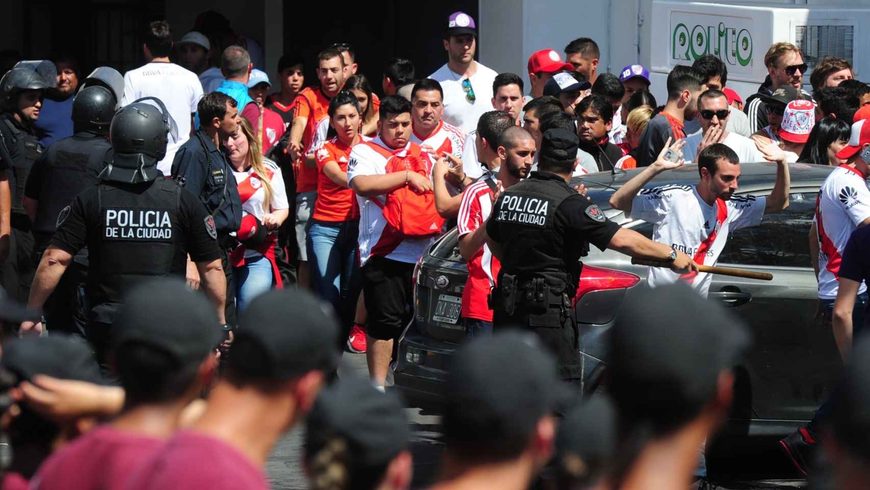 La policía junto a los aficionados de River Plate.