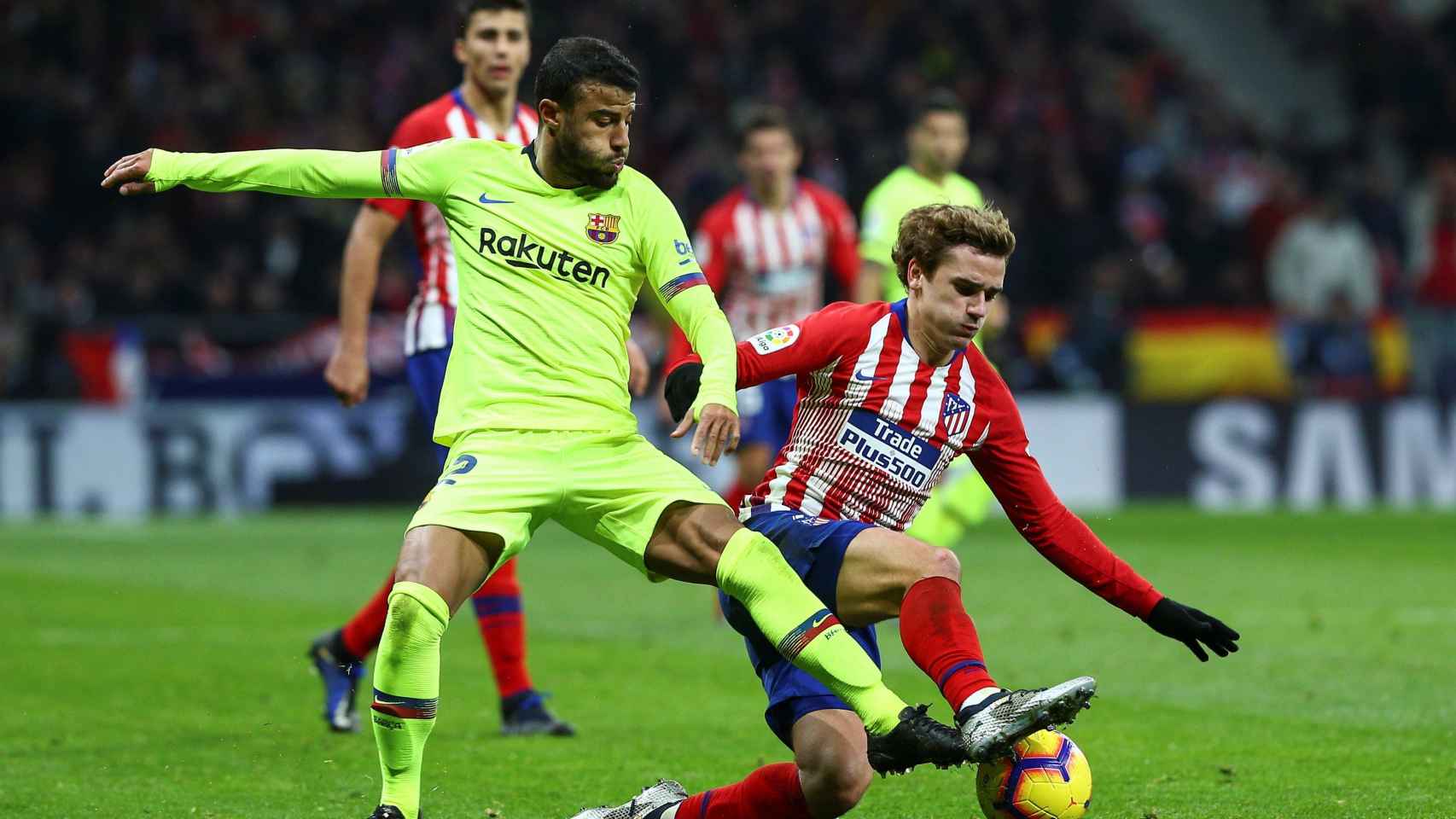 Rafinha pelea un balón con Griezmann en el Atlético - Barcelona