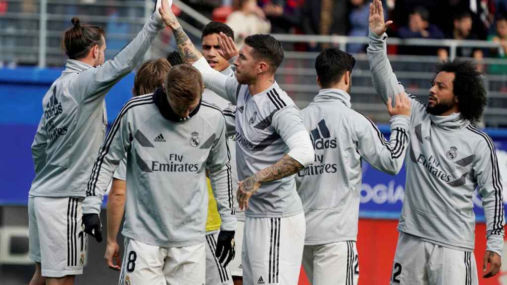 Los jugadores del Real Madrid durante el calentamiento previo al encuentro frente al Eibar