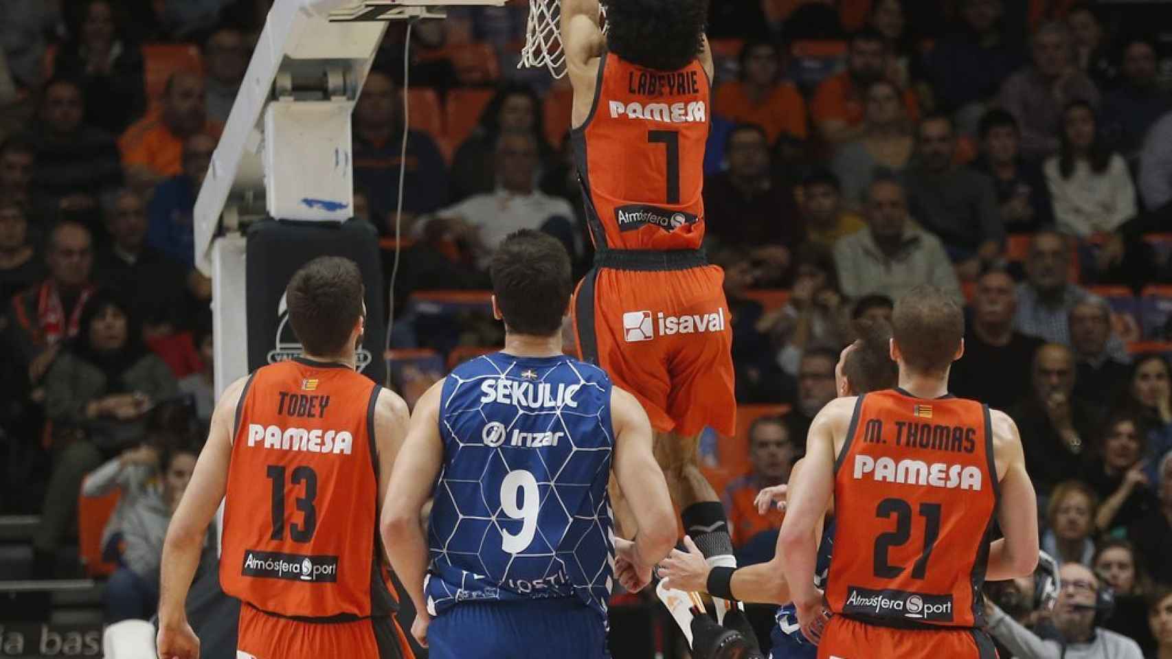 Ataque del Valencia Basket ante el Delteco GBC. Foto: Twitter (@valenciabasket)