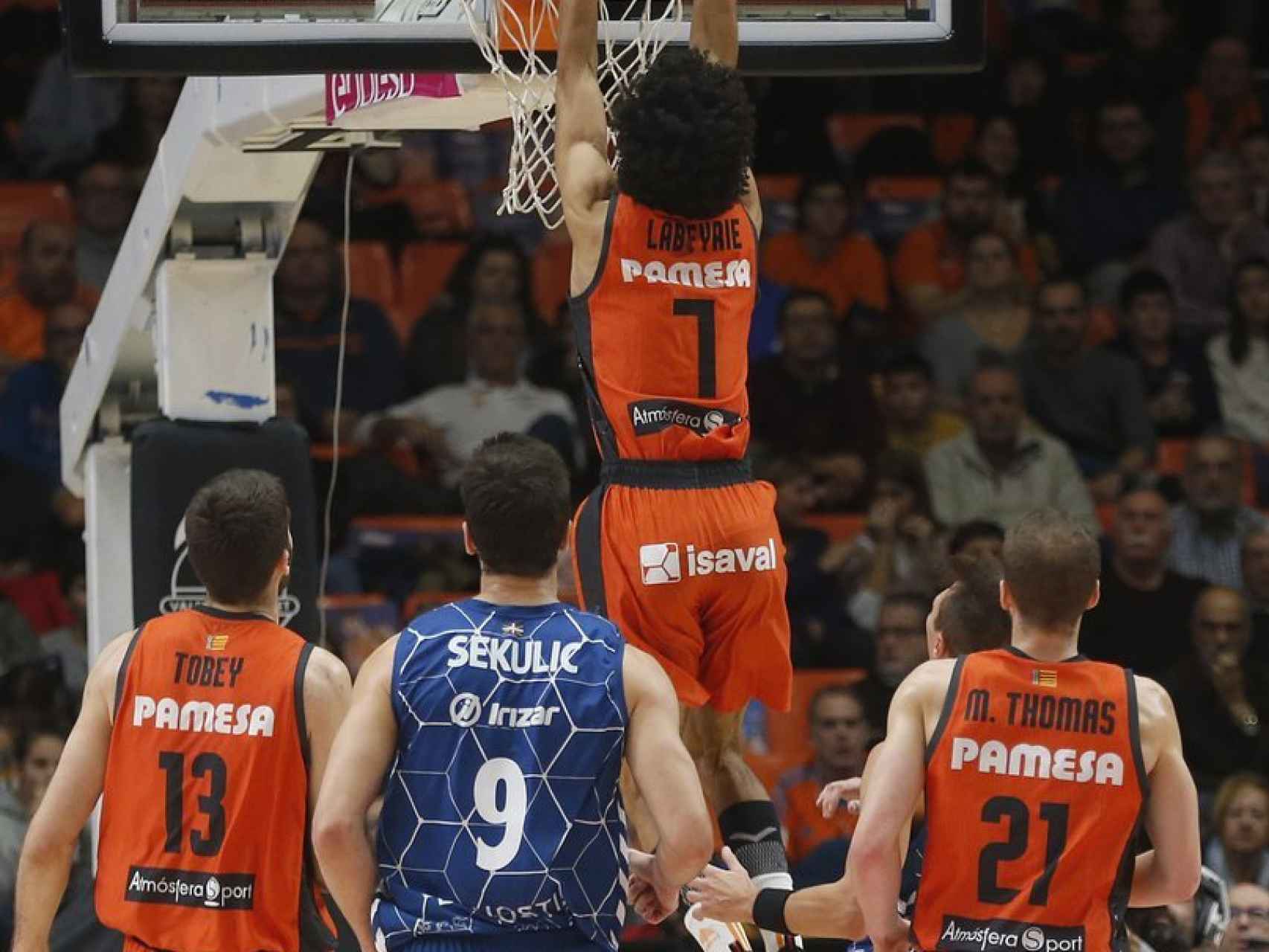 Ataque del Valencia Basket ante el Delteco GBC. Foto: Twitter (@valenciabasket)