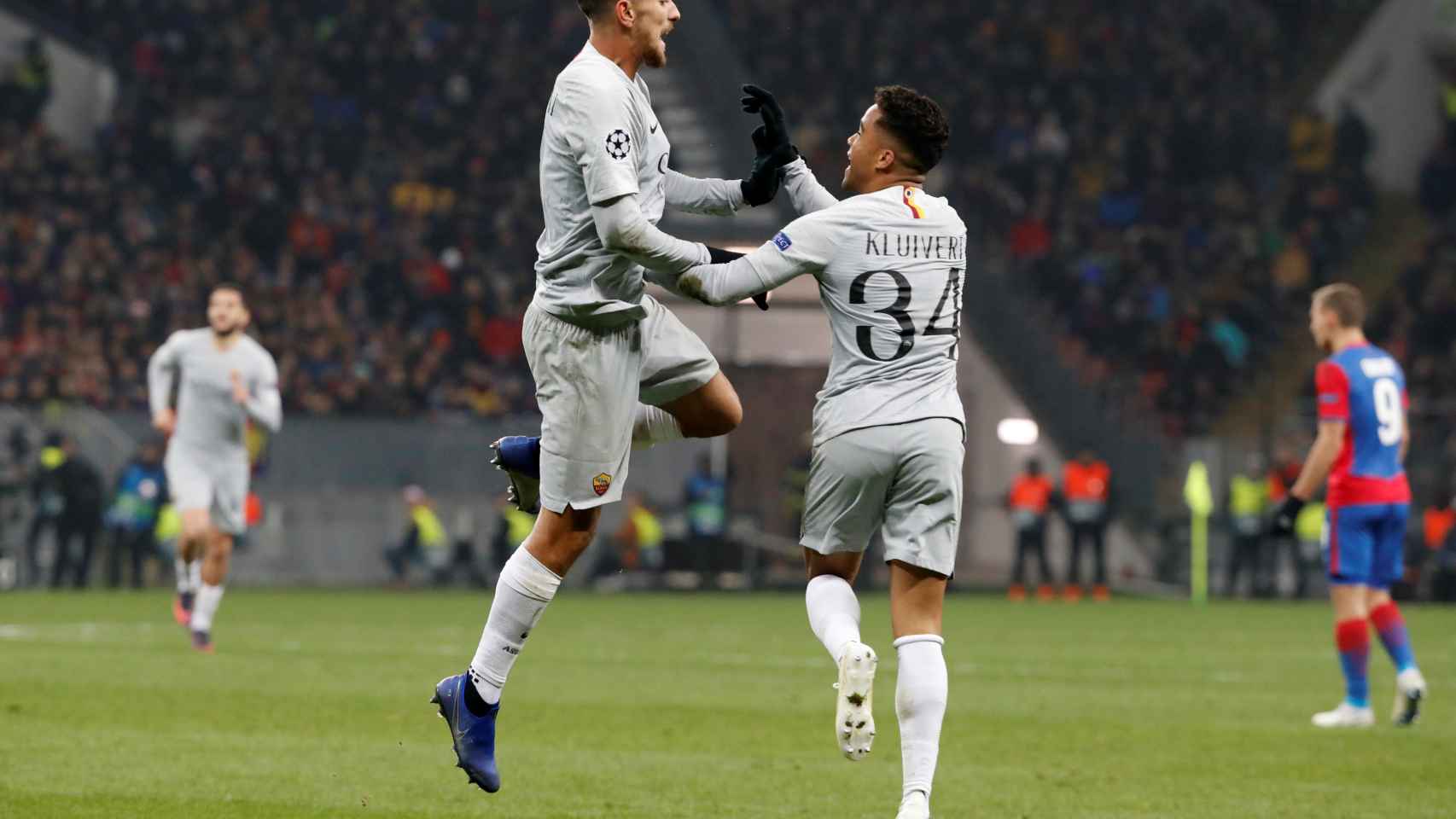 Lorenzo Pellegrini y Kluiverte celebran un gol con la Roma en Champions