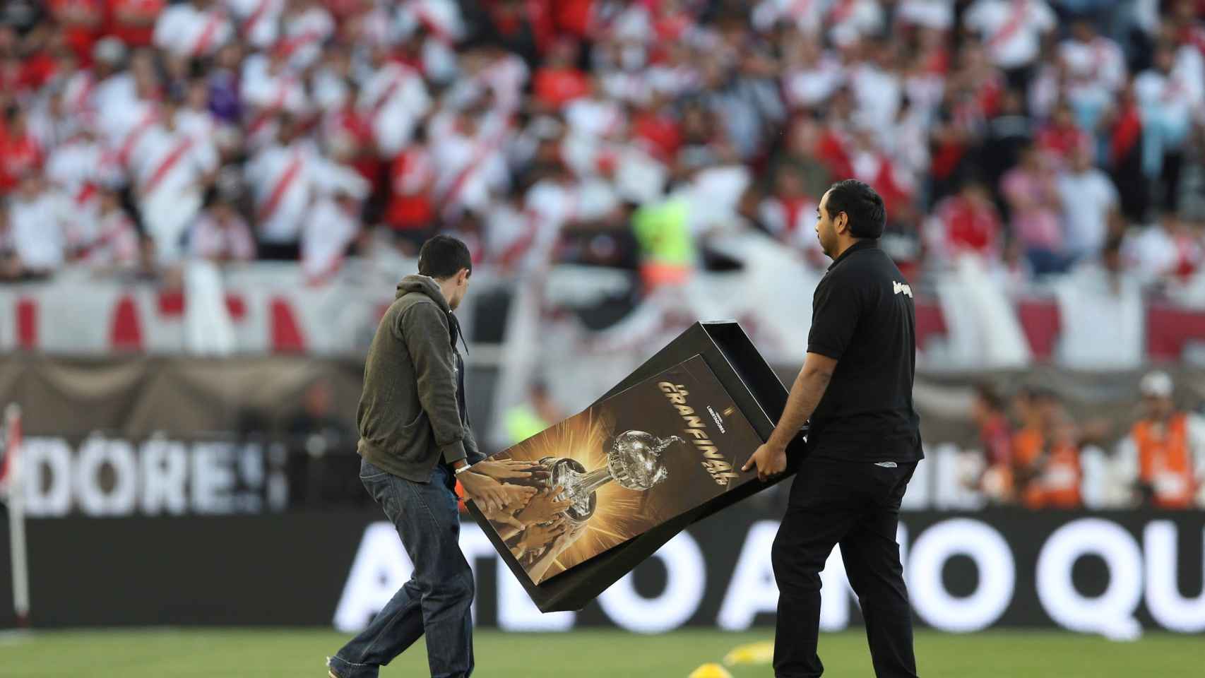 Empleados de la Conmebol retiran una base promocional de la Copa Libertadores