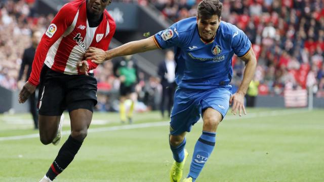 Iñaki Williams pelea un balón con Cabrera