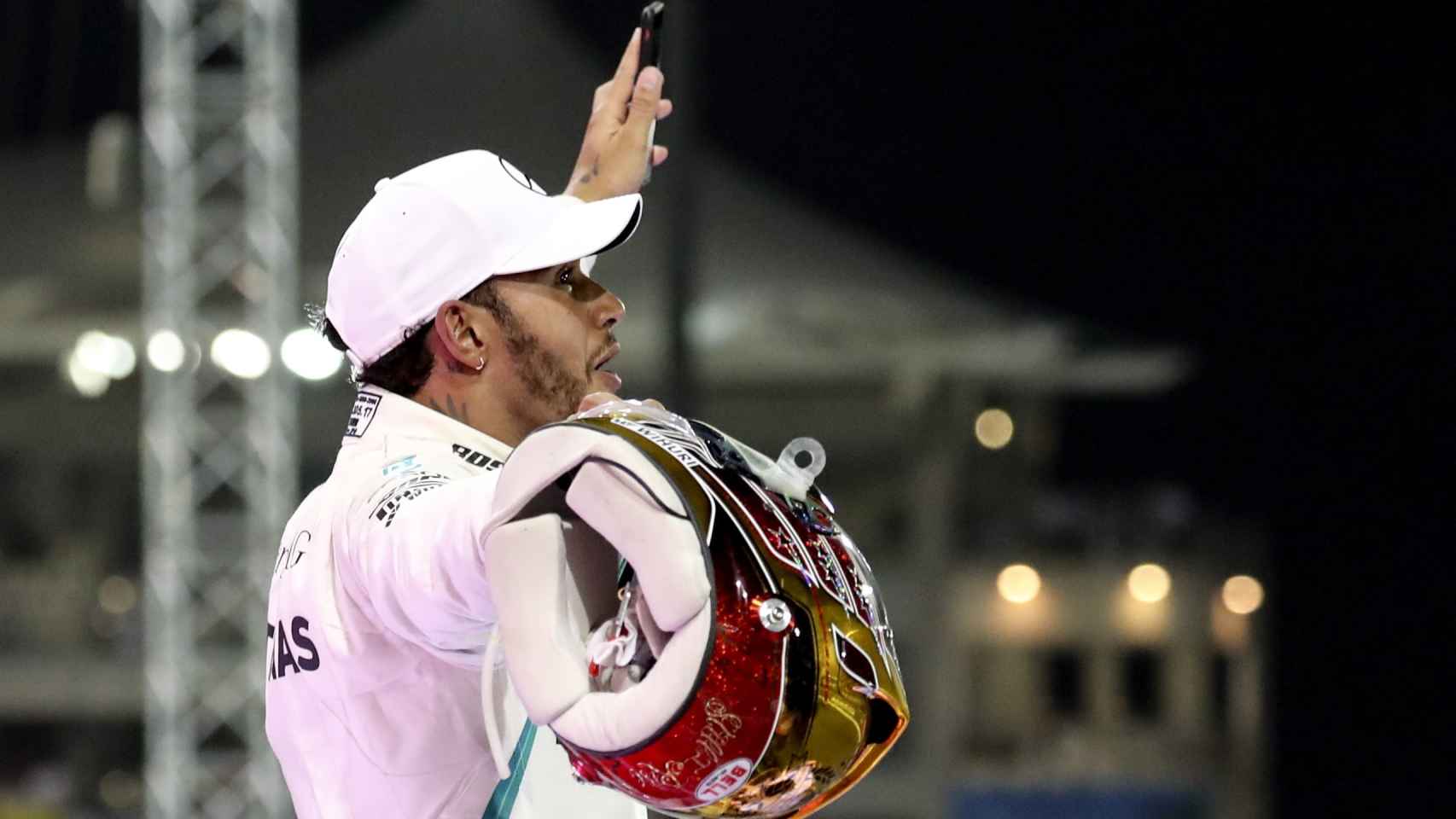 Hamilton celebrando su victoria en Abu Dhabi