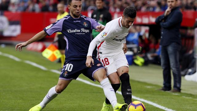 Óscar Plano y Escudero pelean por un balón