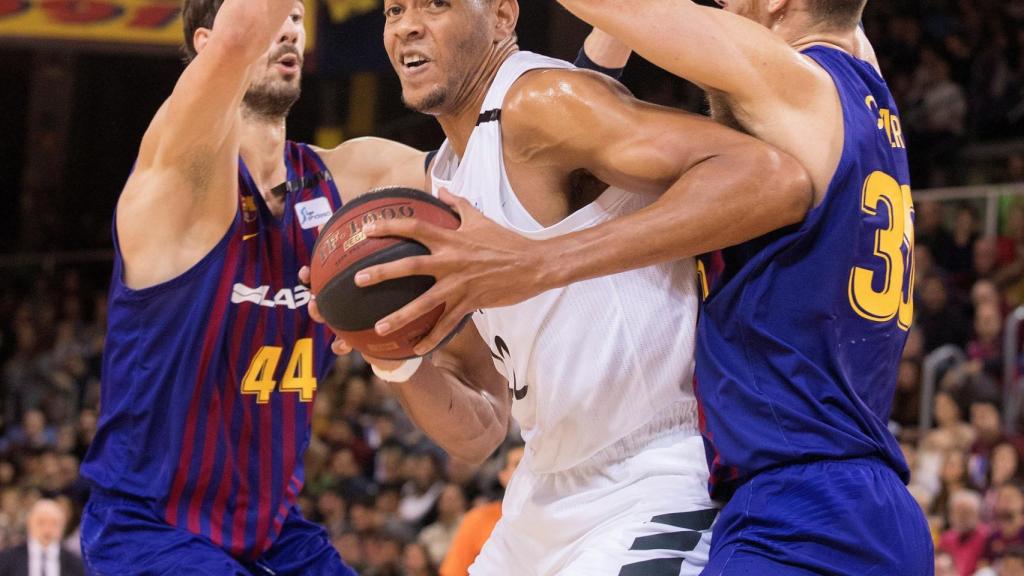 Tavares defiende el balón ante los pívots del Barcelona