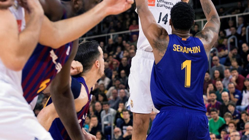Ayón ante el Barcelona