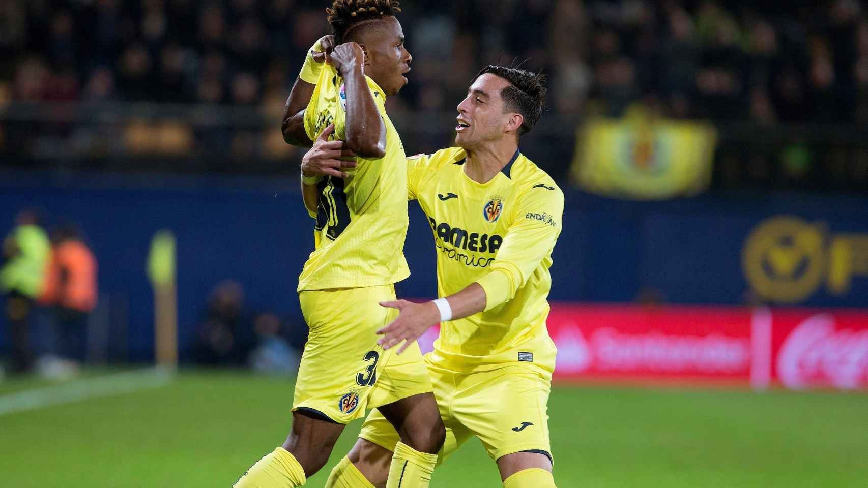 Samu y Funes Mori celebran un gol del Villarreal