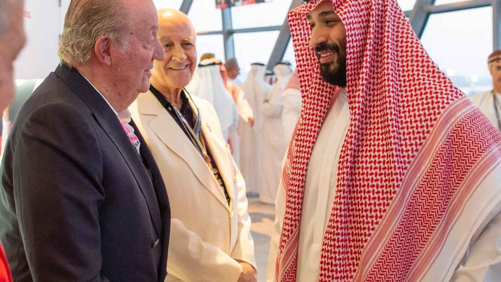 El rey Juan Carlos conversa con Mohamed bin Salman.
