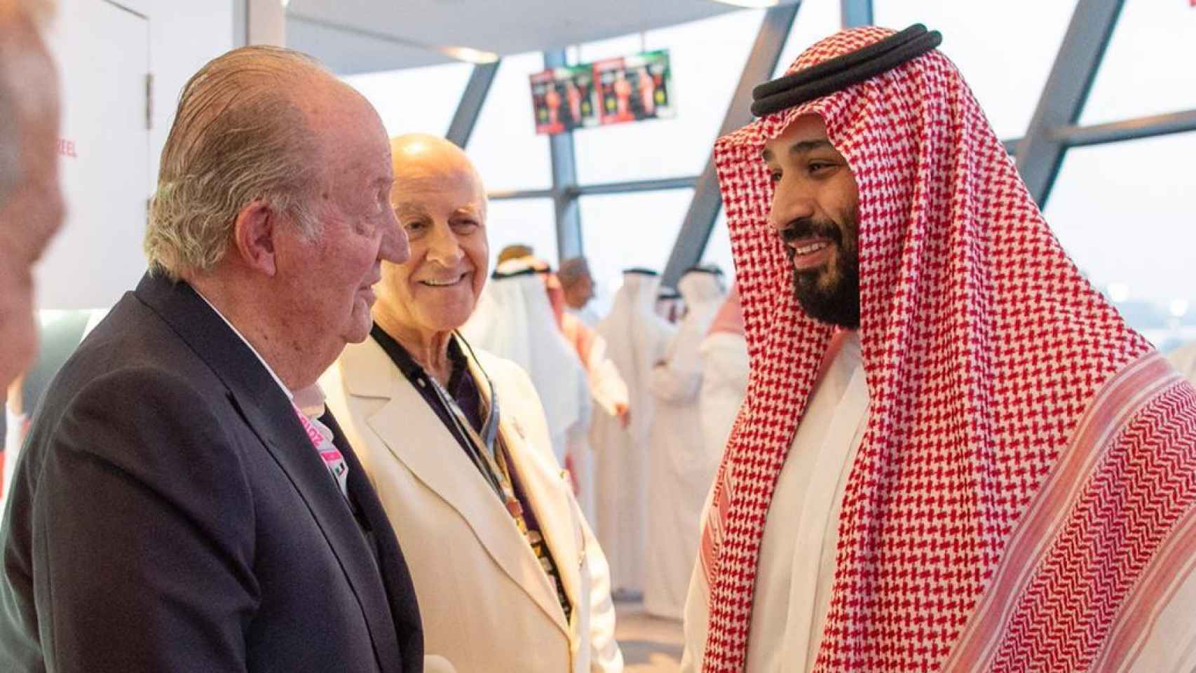 El rey Juan Carlos conversa con Mohamed bin Salman, en el Gran Premio de Abu Dhabi de F1.
