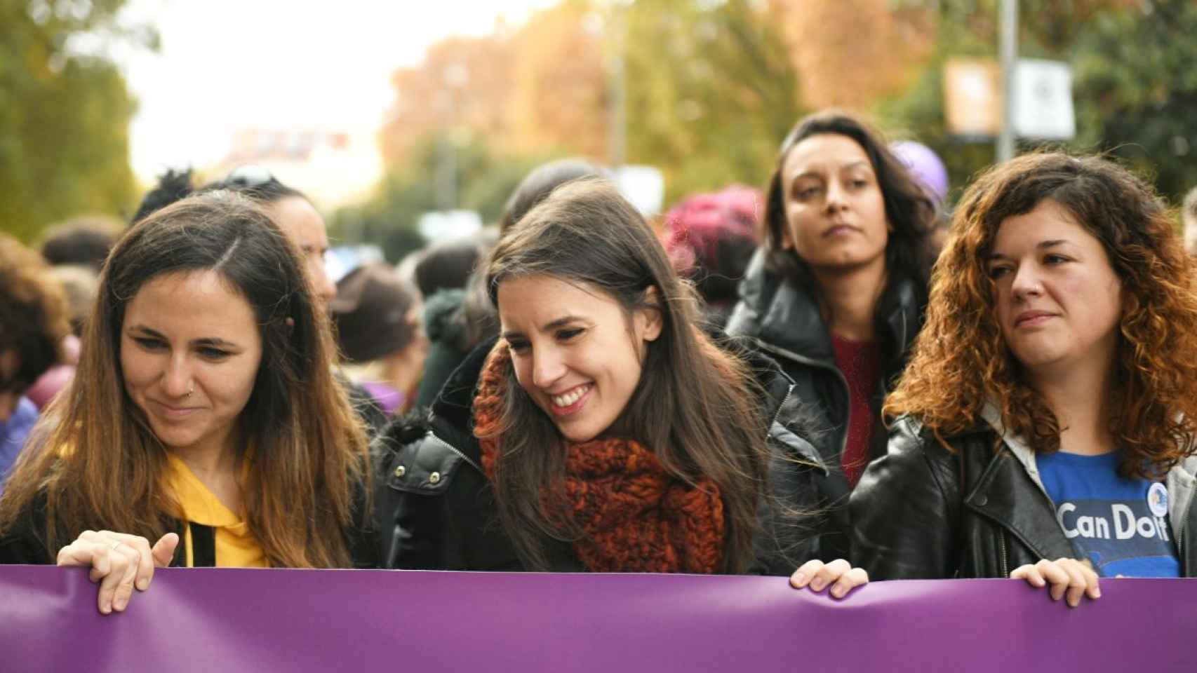 Ione Belarra, portavoz adjunta de Unidos Podemos, Irene Montero y Sofía Castañón, secrdetaria LGTBI del partido morado.