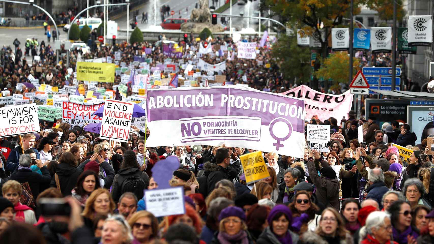 Miles de personas marchan en Madrid para exigir el fin de la violencia machista.
