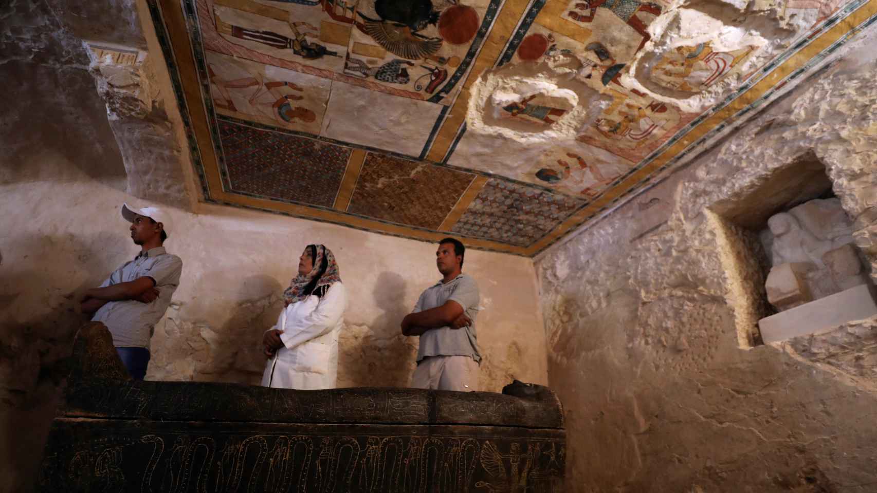 Pintadas en el techo de la tumba en la que se ha hallado la momia.