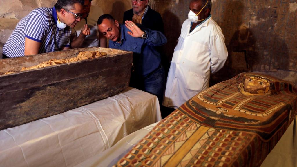 Los investigadores analizan los dos sarcófagos descubiertos.