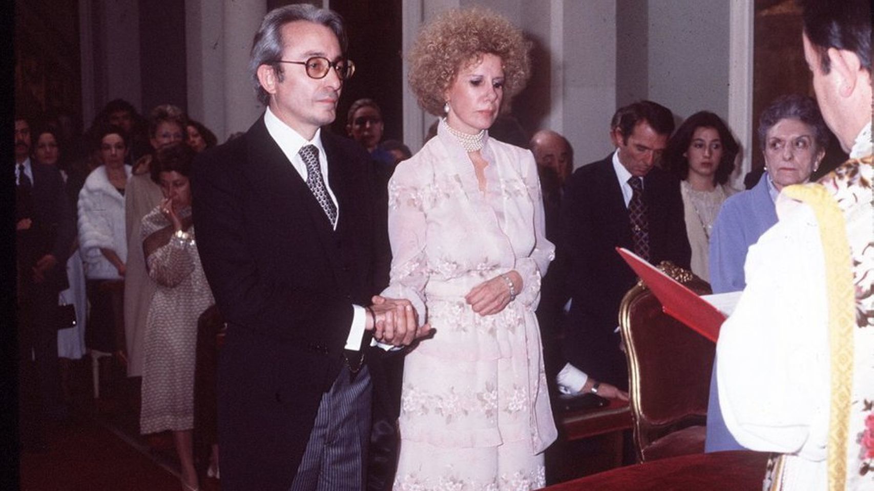 Jesús Aguirre y la duquesa de Alba el día de su boda en el palacio de Liria.