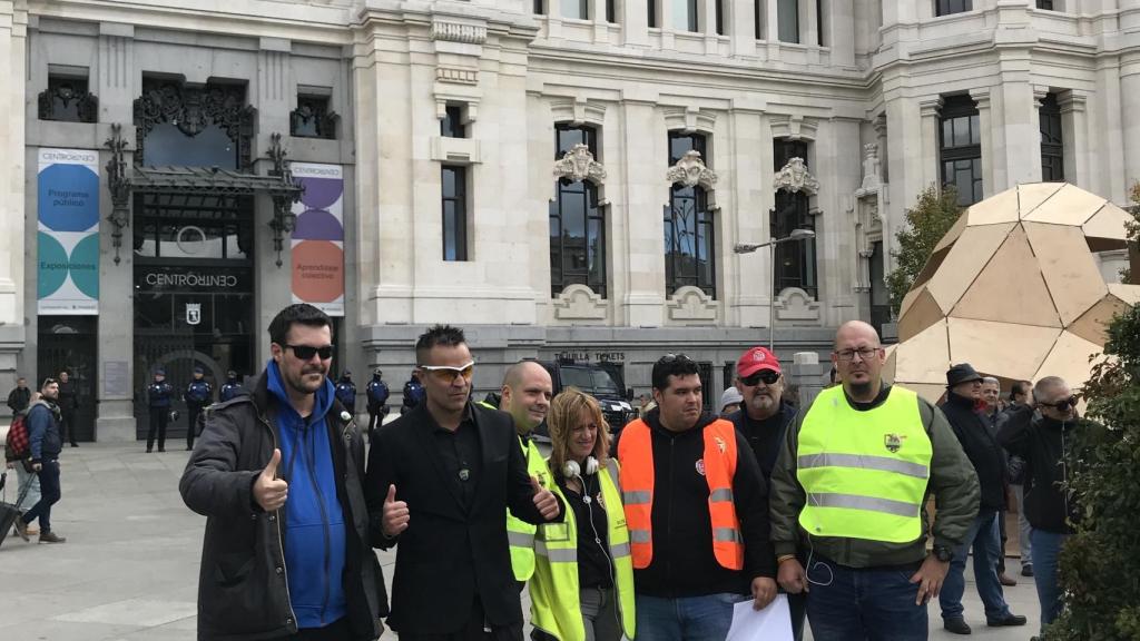 Represantes de Élite Taxi y Plataforma Caracol, ante el Ayuntamiento de Madrid.